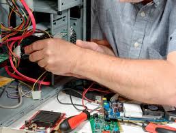 tecnico de computadoras esta arreglando una CPU