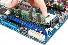 tecnico colocando memoria ram en computadora